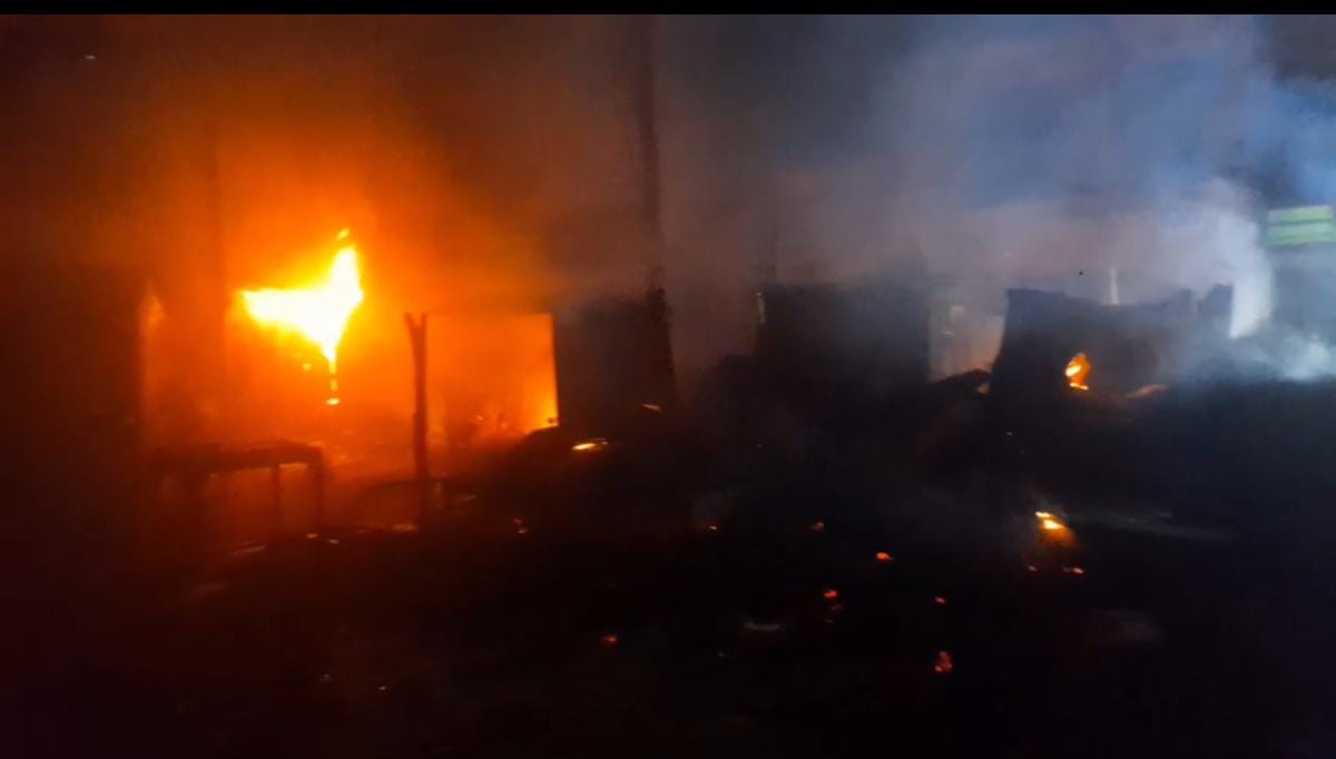 गिरिडीह में होली पर दो पक्षों के बीच झड़प, दुकानों और गाड़ियों में लगाई आग