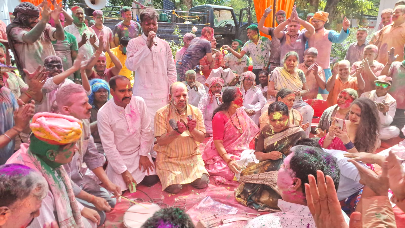 निर्दई रांची एसपी छुट्टी नहीं देवे....दूल्हा दुल्हन को अलग कर देवे... फगुआ पर झूमे रांची SSP समेत जवान और अधिकारी