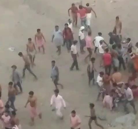 Dhanbad: एक तरफ जल रही थी महिला की लाश तो थोड़ी दूरी पर क्यों चल रहे थे लाठी -डंडे, पढ़िए विस्तार से