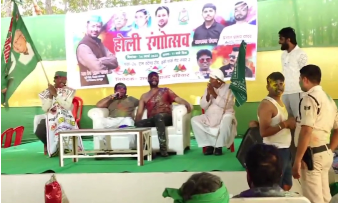 लालू यादव की तरह तेज प्रताप ने खेली कुर्ता फाड़ होली, वर्दी में पुलिसकर्मी से लगवाए ठुमके, कहा- 'ठुमके लगाओ वरना सस्पेंड कर दिए जाओगे...'
