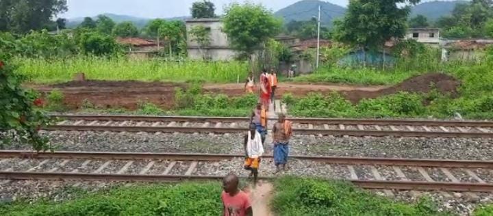 लापरवाही..! रेलवे ने नहीं बनाया रेल फाटक, तो ग्रामीणों ने  रेलवे ट्रैक पर बना दिया कच्ची सडक