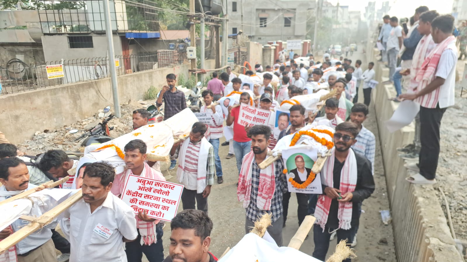 सरना स्थल को लेकर रांची में बवाल! सड़क पर उतरे हजारों लोग, सभी विधायकों की निकाली शव यात्रा