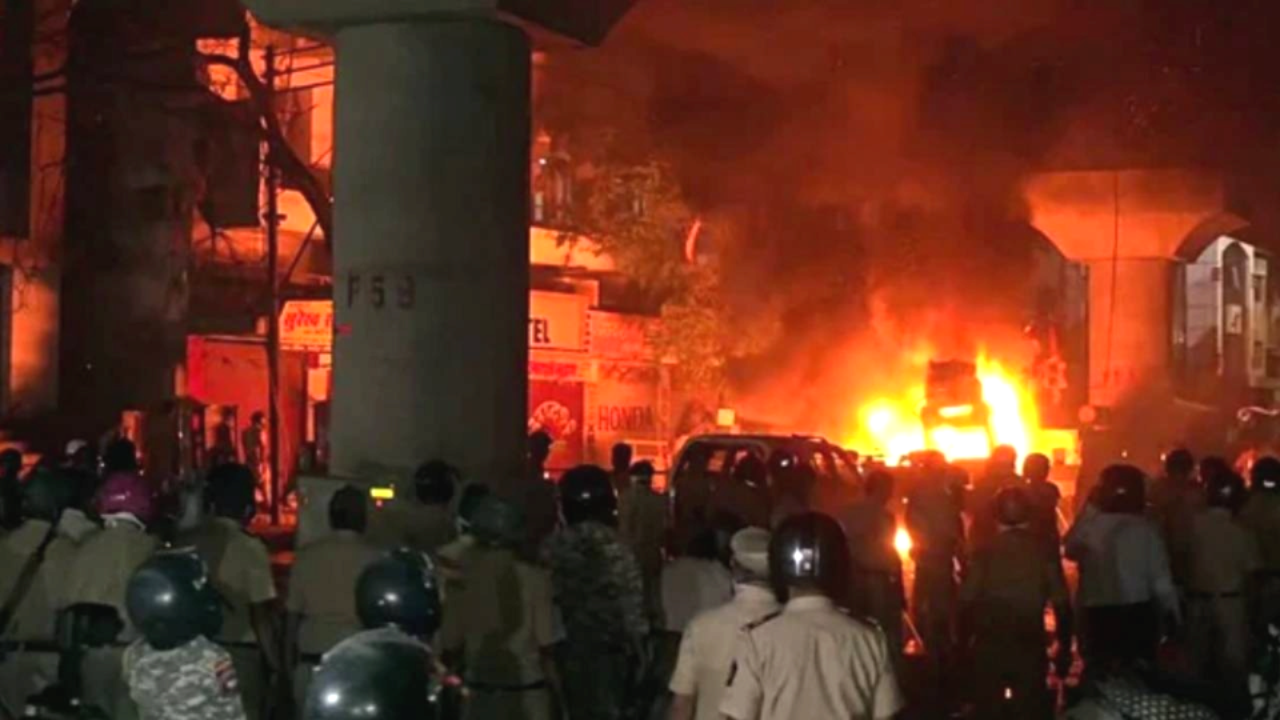 औरंगजेब का पुतला जलाने के बाद सुलगा नागपुर, पथराव, तोड़फोड़ व आगजनी, 55 लोग पुलिस हिरासत में