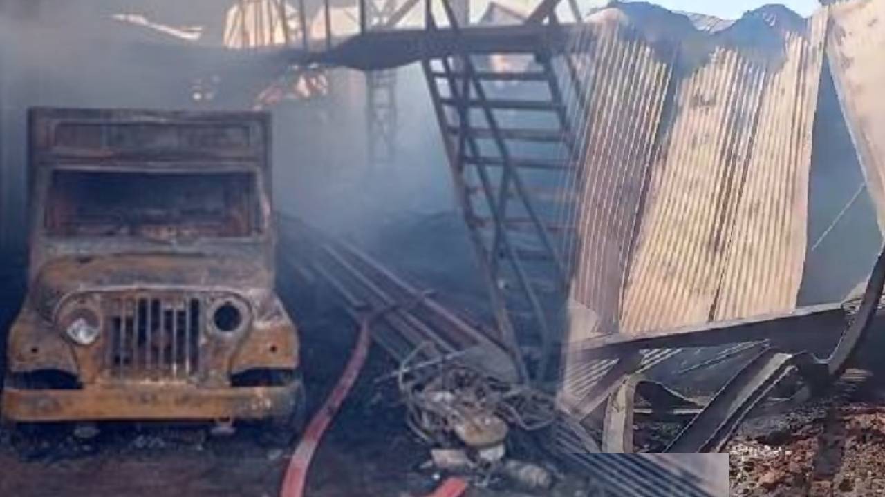 बोकारो के जैनामोड स्थित दुकान में लगी भीषण आग, करोड़ों का हुआ नुकसान