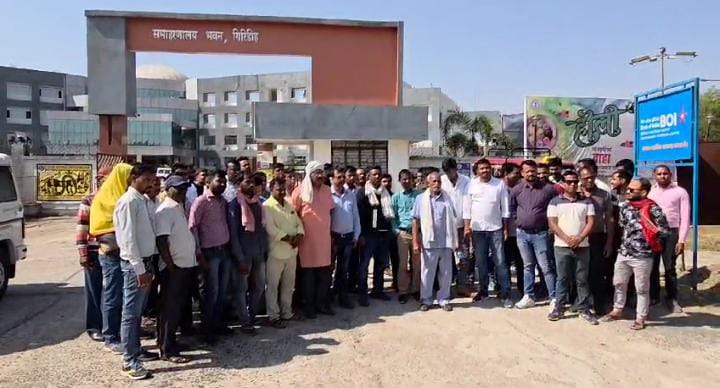 गिरिडीह:शराब विक्रेता एजेंसी के खिलाफ कर्मियों का हल्ला बोल,उपायुक्त कार्यालय के समझ धरना प्रदर्शन कर लगाया ये आरोप   