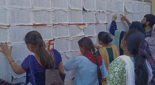 मंईयां योजना की राशि नहीं आने पर जमशेदपुर की महिलाओं में नाराजगी, परसुडीह प्रखंड कार्यालय का लगा रही चक्कर