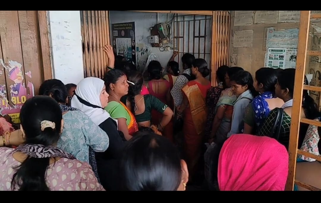 मंईयां सम्मान योजना: धनबाद में राशि के इंतजार में क्यों थी आक्रोशित महिलाओं की लम्बी कतार,पढ़िए