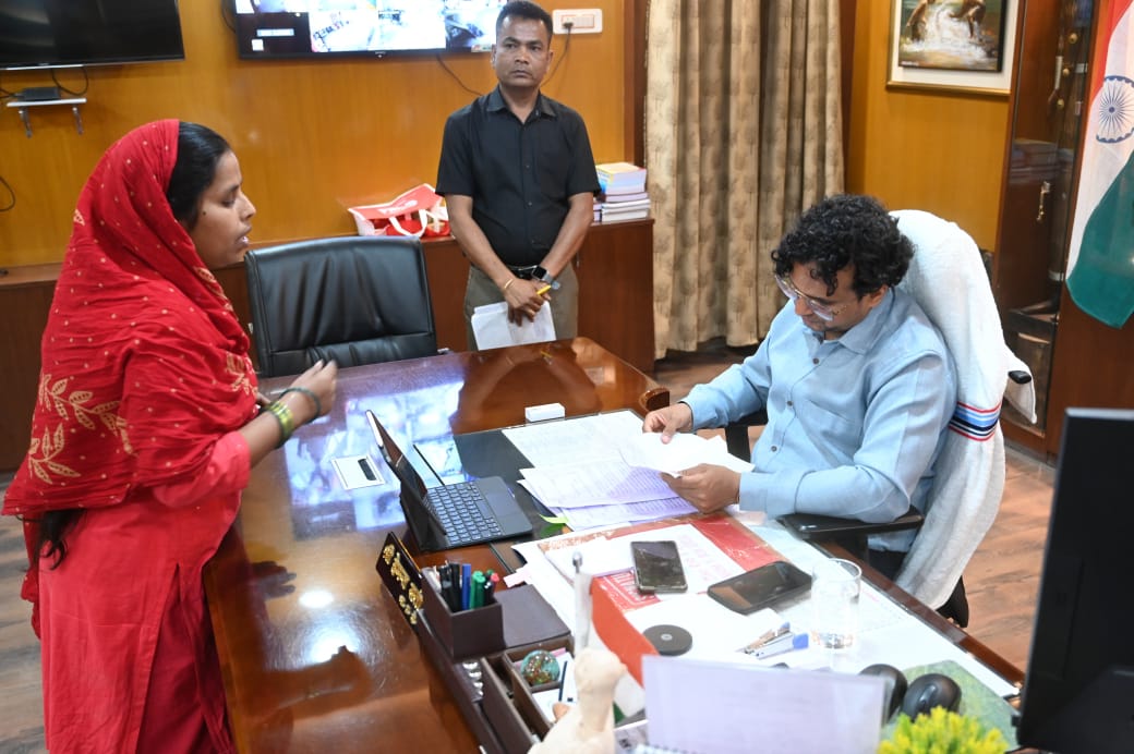 साहिबगंज: उपायुक्त हेमंत सत्ती ने जनता दरबार लगाकर सुनी लोगों की समस्या, कहा जनता को परे शान करने वाले अधिकारियों पर होगी कार्रवाई