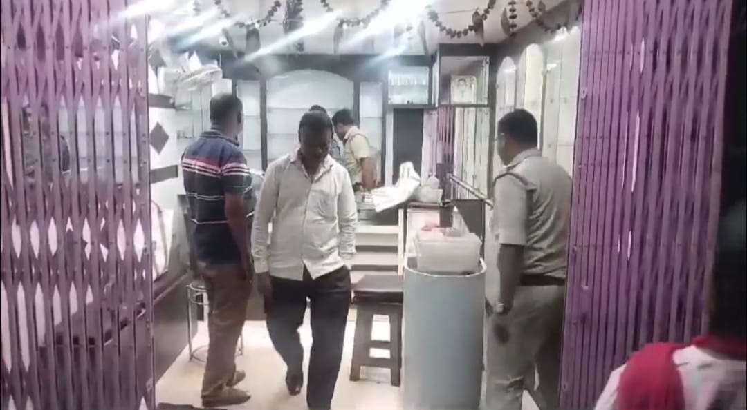 कतरास के सोना दुकान में चोरी का यह तरीका किसी को भी कर सकता है परेशान, बिना ताले टूटे कैसे हुई चोरी, पढ़िए !