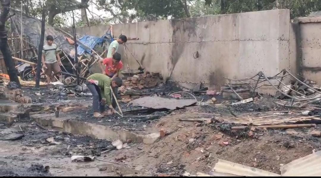 साहिबगंज के सूर्या नर्सिंग होम के सामने लगी भीषण आग, लाखों का नुकसान, पीड़ित परिवारों ने लगाई मदद की गुहार