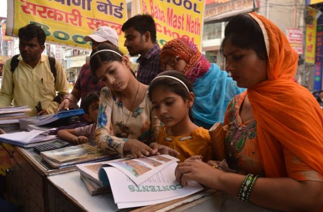 देश में शिक्षा माफियाओं के आगे सब फेल, किताबों में 2-3 चैप्टर बदल करोड़ो की कमाई, ना कोई बोलने वाला ना कोई टोकने वाला