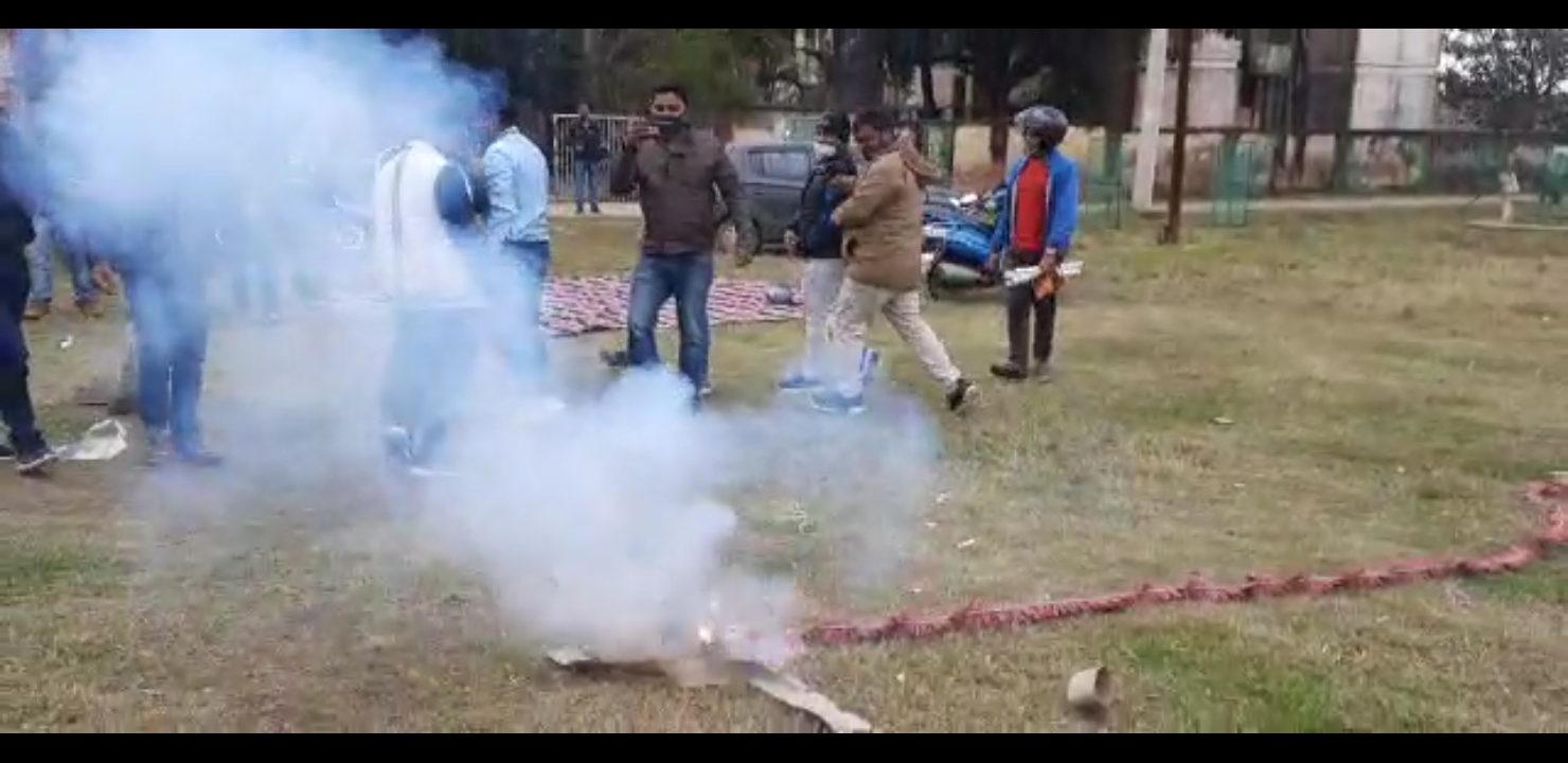 जेपीएससी मुख्य परीक्षा स्थगित होने पर आंदोलनरत अभ्यर्थियों  ने मनाया जश्न, कहा- सभी गलती स्वीकार करेगी जेपीएससी