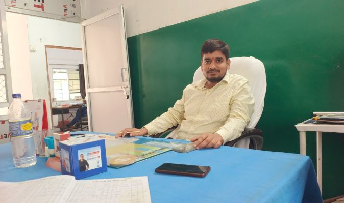 हाय रे झारखंड की स्वास्थ्य व्यवस्था! अब प्राथमिक स्वास्थ्य केंद्र में OPD कर रहें सीएचओ