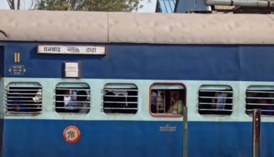 झारखंड में चलने वाली इस ट्रेन की "किस्मत" बदलने में क्यों लगे 32 साल, पढ़िए इस रिपोर्ट में