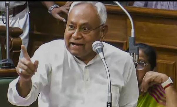 क्या नीतीश कुमार पर हावी हो रही है उम्र, क्यों पिछले एक साल से बदल गये है उनके बोल और हरकतें, पढ़ें इस रिपोर्ट में