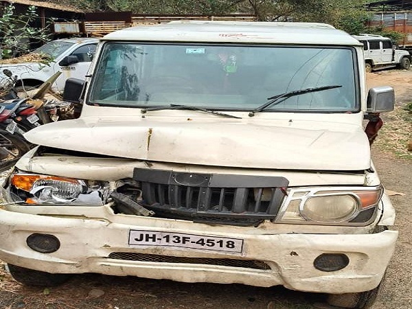 शराब लदी बोलेरो हुई दुर्घटनाग्रस्त तो गाड़ी छोड़ भागा ड्राइवर, 20 पेटी अंग्रेजी शराब जब्त