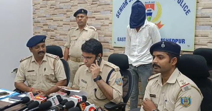 Jamshedpur: गोविंदपुर पुलिस ने किया शम्भू लोहार हत्याकांड का खुलासा, मामले में फुफेरा भाई गिरफ़्तार