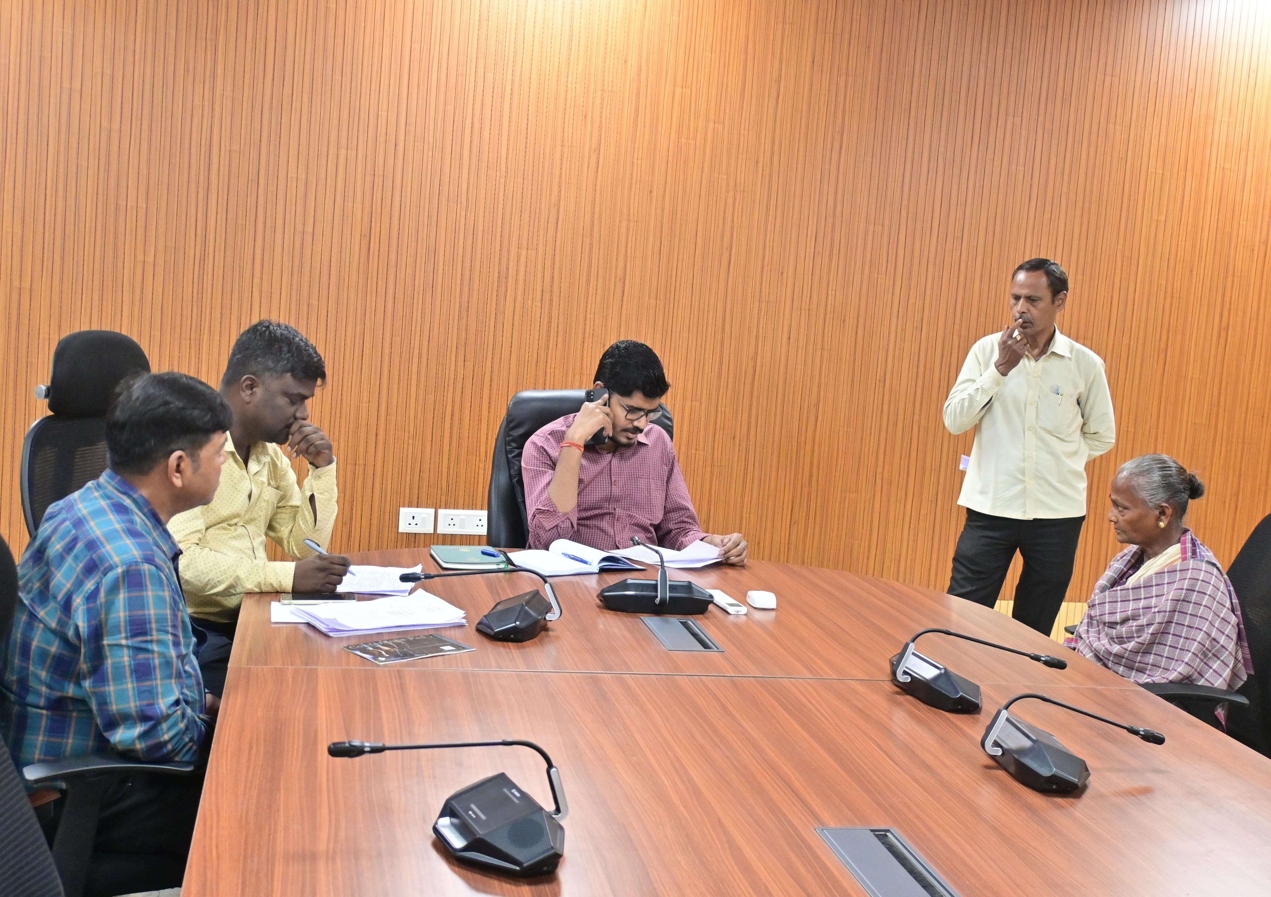 जनता दरबार में पहुंची यह वृद्ध आदिवासी महिला, एडीएम साहब को क्या पीड़ा बताई, पढ़िए इस खबर में!