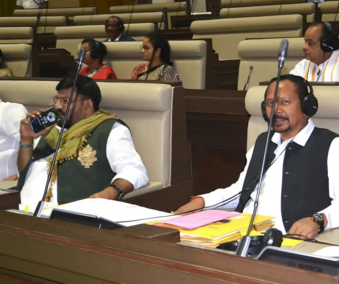 सदन में मंत्री कर रहे थे फोन पर बात, कांग्रेस विधायक ने कहा, ‘मंत्री जी के फोन से हो रहा डिस्टरबेंस...’ स्पीकर ने मोबाइल कराया जब्त