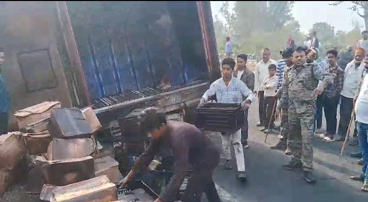 गिरिडीह में आइसक्रीम लोड कंटेनर डिवाइडर से टकराकर हुआ अनियंत्रित,आग लगने से जलकर हुआ खाक