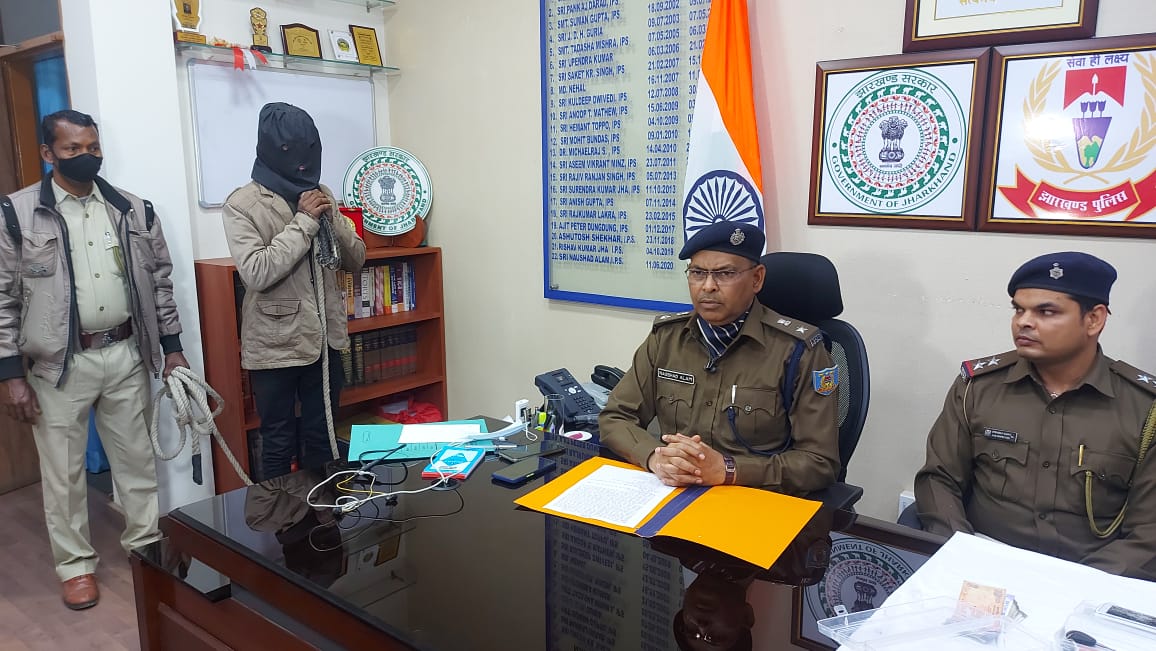 तीन सड़क लुटेरों को पुलिस ने किया गिरफ्तार,लूट की बाइक सहित अन्य सामान बरामद  