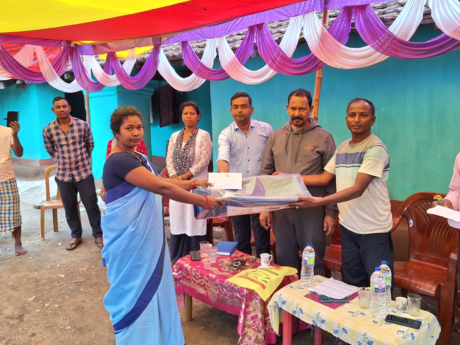 चाईबासा:आंधी तूफान से क्षतिग्रस्त हुआ 32 लोगों का घर, मदद के लिए आगे आएं मंत्री दीपक बिरुवा, मुआवजा देने की कही बात