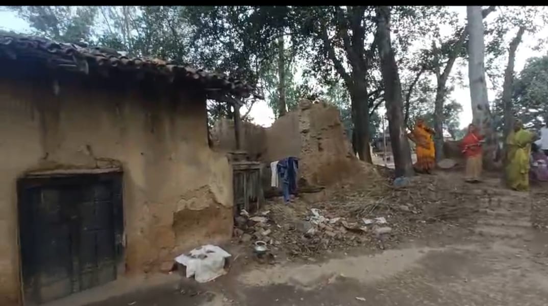 गिरिडीह: बच्ची की मौत के बाद जागा स्वास्थ्य महकमा, पीड़ित परिवार से मिलने पहुंचें प्रखंड विकास पदाधिकारी