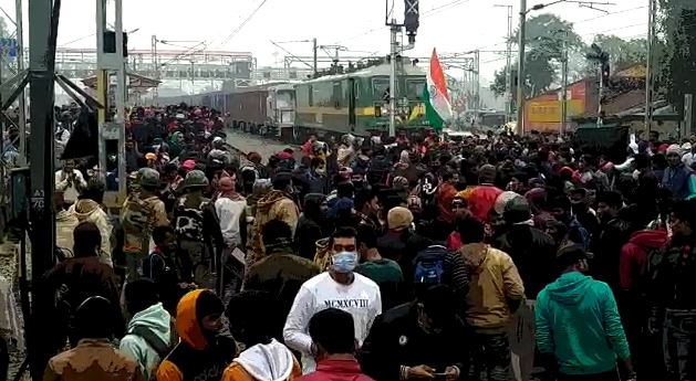 आरआरबी एनटीपीसी (RRB NTPC) की परीक्षा के परिणाम में गड़बड़ी को लेकर छात्रों का प्रदर्शन ,रेलवे ट्रैक किया जाम