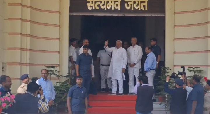 Bihar Politiscs: हंगामे के बीच शुरु हुआ विधान मंडल का बजट सत्र, लॉ एंड ऑर्डर के मुद्दे पर वेल में पहुंचे माले विधायक