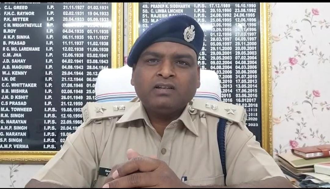 दुमका में बच्चा चोर का अफवाह, अजनबी बन रहे शिकार! देखिए कैसे बिजली के खंभे से बांध कर कर दी पिटाई, एसपी ने की ये अपील