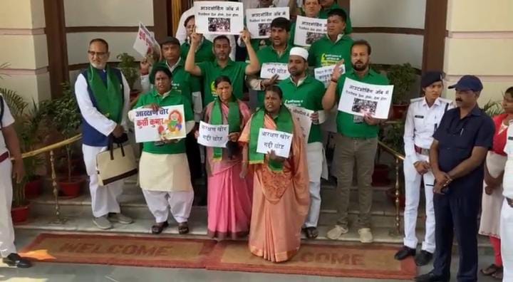 बिहार विधानमंडल के बजट सत्र में विपक्षी विधायकों का दिखा अलग अंदाज, हरे रंग के टी शर्ट में आएं नजर