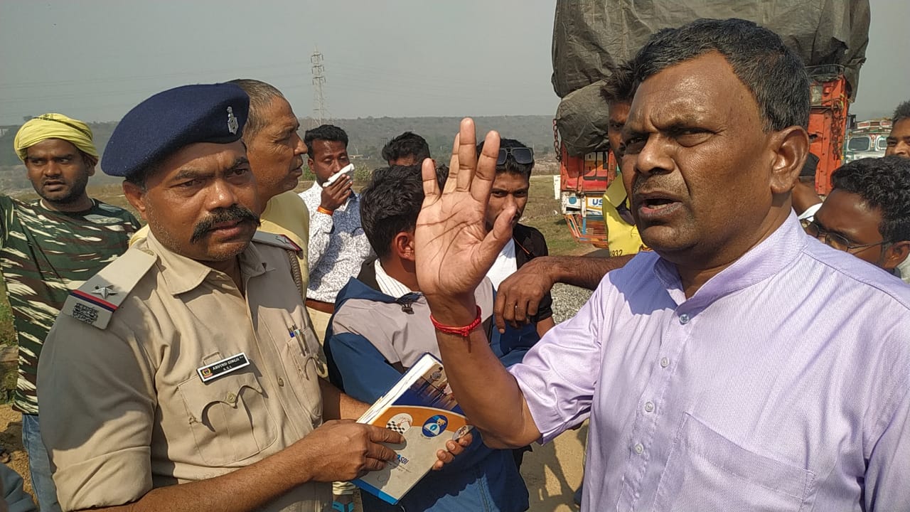 बोकारो: ग्रामीणों ने अवैध कोयला लदे ट्रक को पकड़ा, पूर्व विधायक ने कहा जिनके जिम्मे है विधि-व्यवस्था वही भ्रष्टाचार में हैं लिप्त