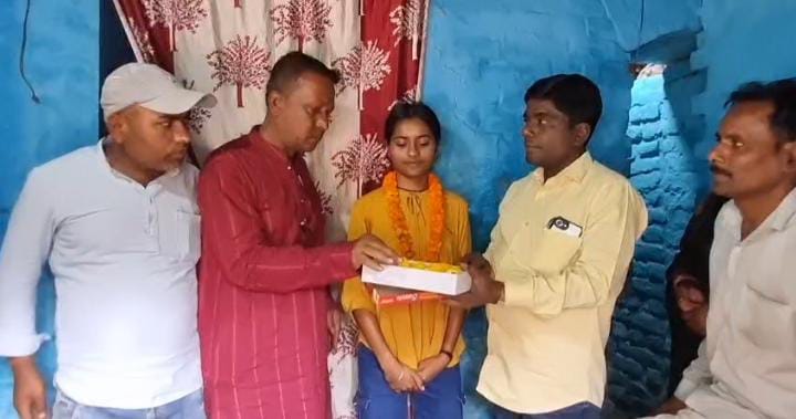 ऑटो ड्राईवर की बेटी ने बिहार का नाम किया रौशन, 12वीं में बनी कॉमर्स टॉपर