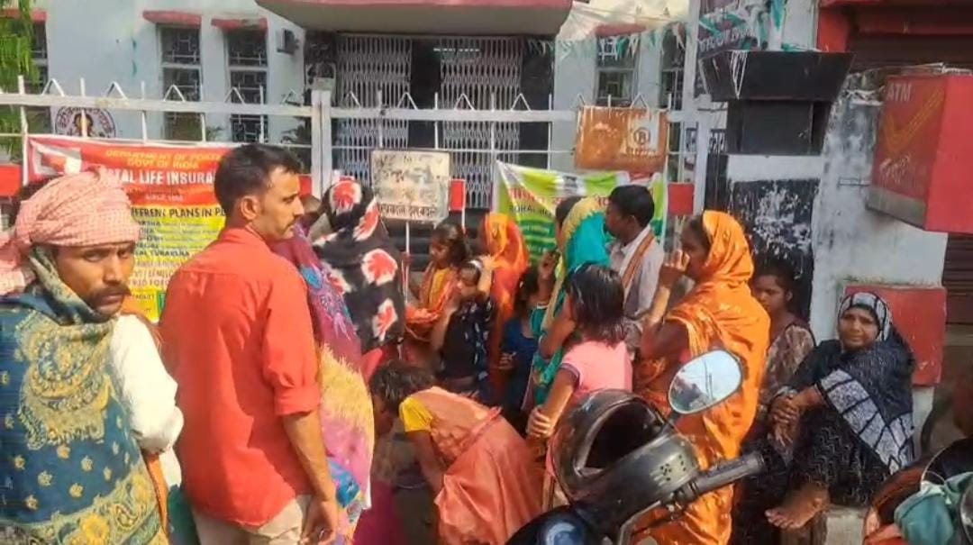 कैसी व्यवस्था- आधार कार्ड में करवाना है सुधार...तो छोड़ने पड़ेंगे जरूरी काम, पूरे दिन लंबी लाइन में खड़े रहने पर भी नहीं हो रहा काम, लोग परेशान