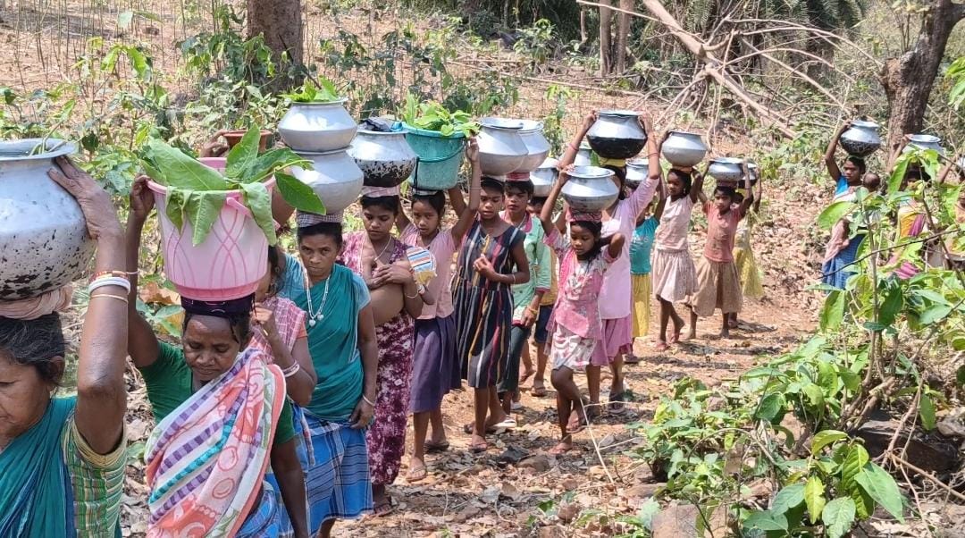 साहिबगंज: ‘डीसी साहब हमें पानी दिला दीजिए...’ बूंद-बूंद पानी के लिए तरस रहे हैं हल्दीगढ़ पहाड़ के ग्रामीण, कच्ची सड़क तक की भी नहीं है सुविधा