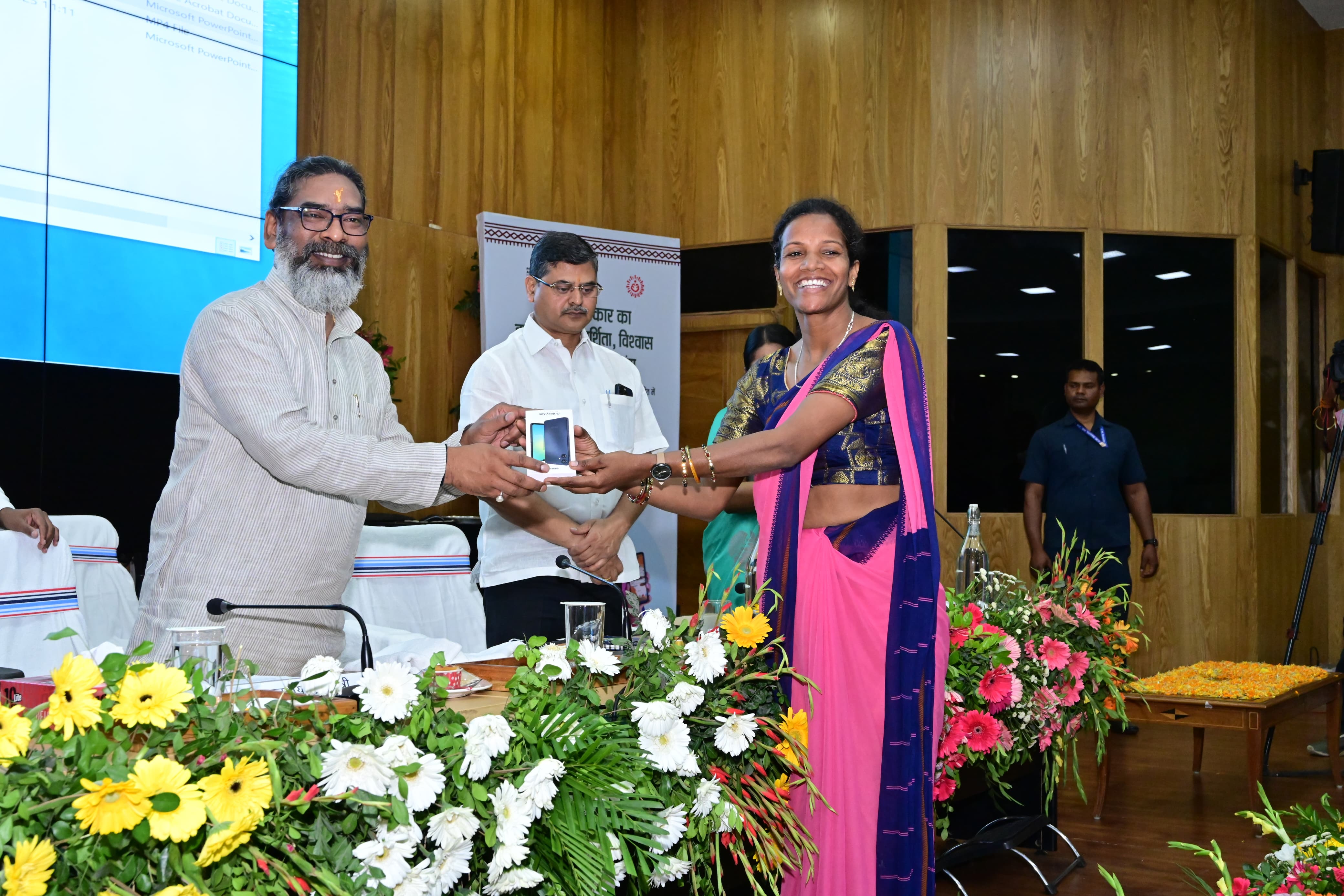 आंगनबाड़ी सेविकाओं को सीएम हेमंत सोरेन ने दिया स्मार्टफोन का तोहफा, कहा- कार्यों में सहूलियत के साथ आएगी गति