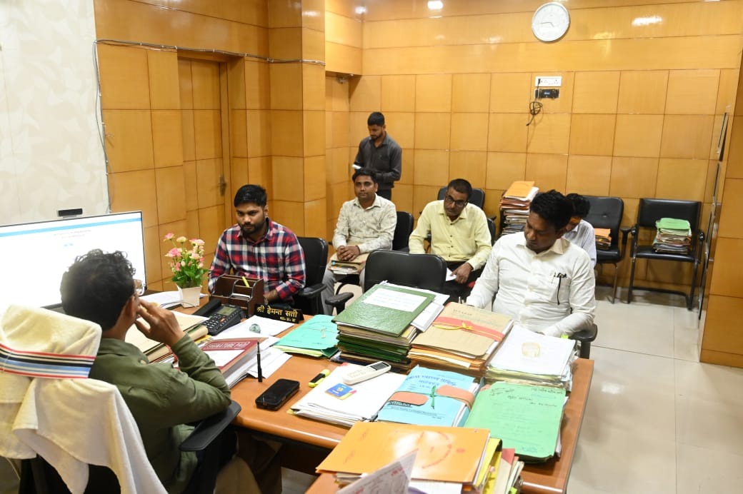 उपायुक्त हेमंत सती ने की खनन विभाग की समीक्षा बैठक, अवैध खनन पर रोक लगाने के दिए निर्देश