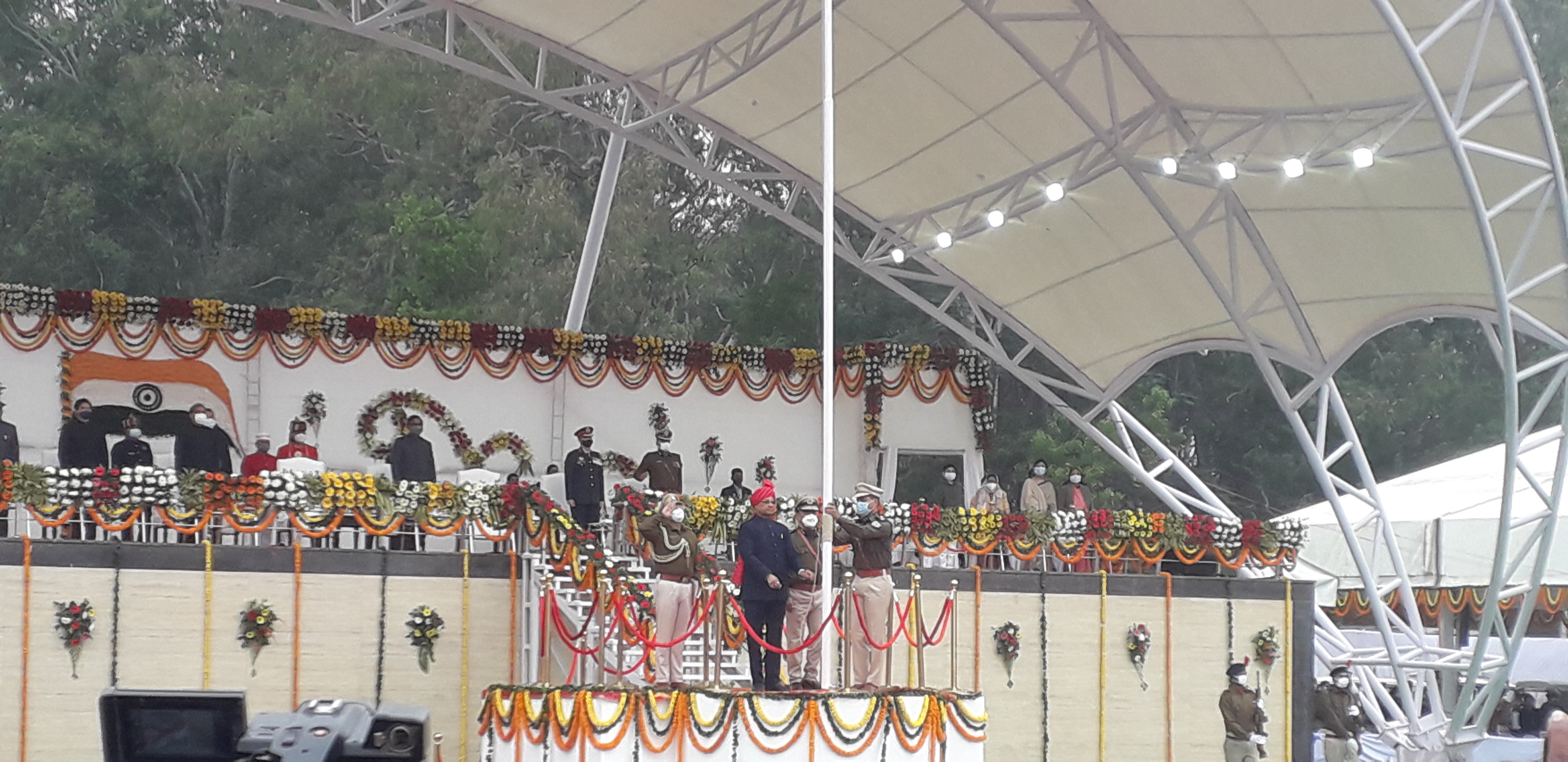 मोरहाबादी मैदान में राज्यपाल ने किया झंडाेत्तोलन, पुलिस के जवान और अधिकारी हुए सम्मानित