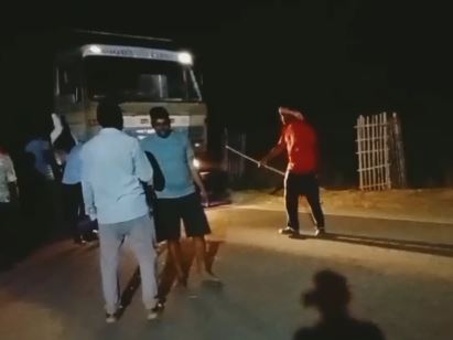 सरायकेला में अवैध बालू परिचालन को लेकर ग्रामीणों का प्रदर्शन, 50 हाइवा रोके गए