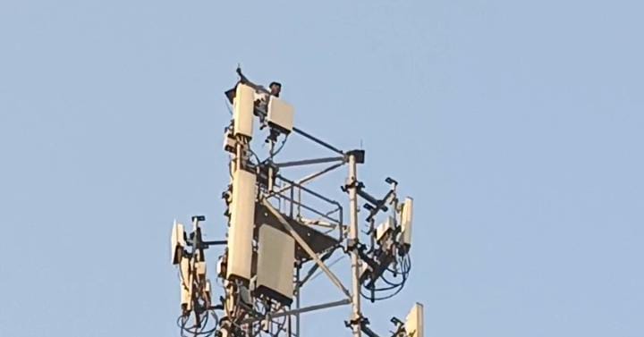 सुबह उठते ही मोबाइल टावर पर चढ़ गया युवक, उतारने में पुलिस के छूटे पसीने, मचा हड़कंप