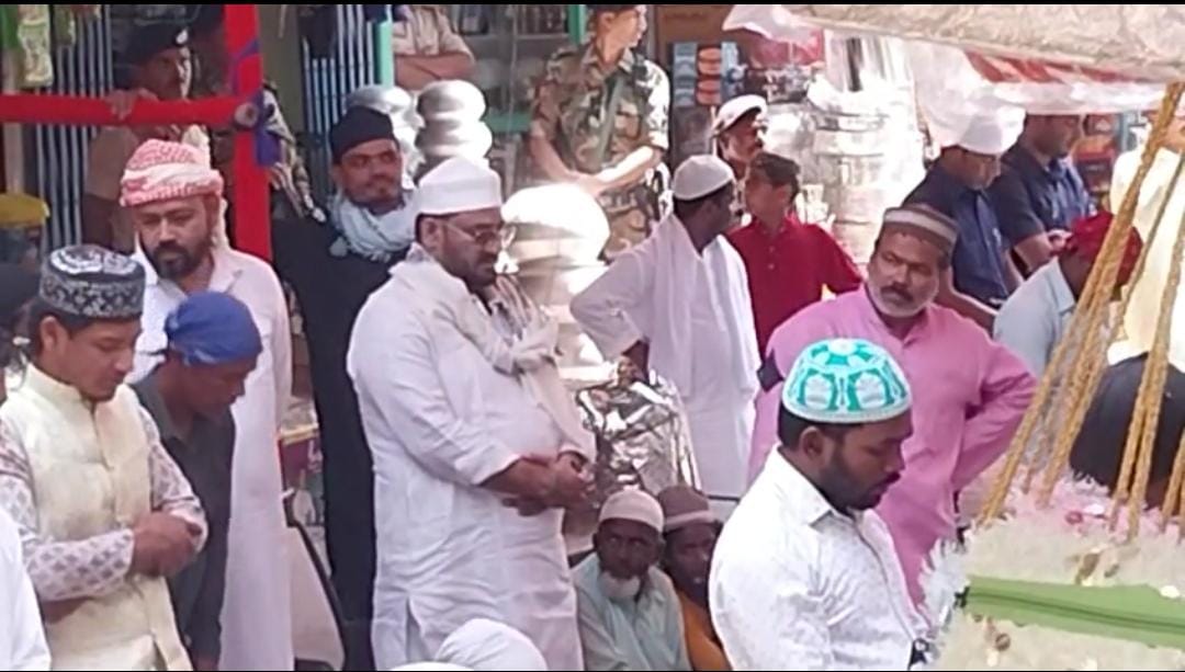 देवघर में अलविदा जुम्मे पर रोजेदारों ने देश में सुख शांति और एकता बनी रहने की दुआ मांगी,मंत्री हफीजुल हसन हुए शामिल