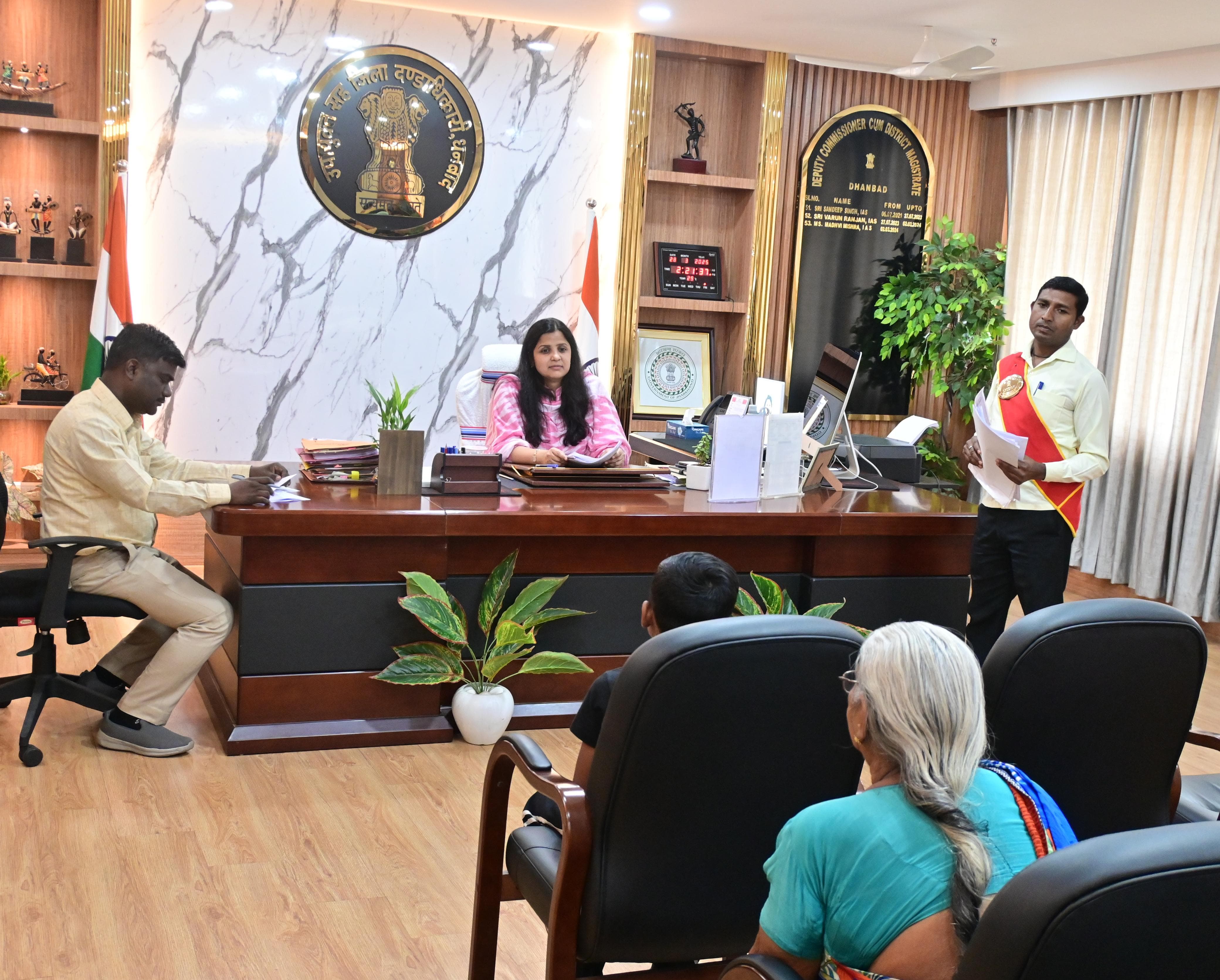 Dhanbad:बेटा-बहू और बेटी की प्रताड़ना से बचा लीजिये डीसी मैडम, पढ़िए-किन बुजुर्गो की थी यह गुहार !