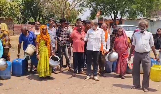 जमशेदपुर: जलापूर्ति योजना को लेकर टूटा बागबेड़ा के लोगों का सब्र, हाथों में बर्तन लेकर महिलाओं ने किया जोरदार प्रदर्शन, पढ़ें क्या है मांग