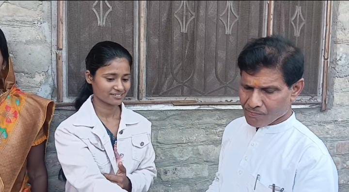 बिहार बार्ड में 489 अंक लाकर बेतिया की अंशु बनी स्टेट टॉपर, खुशी से झूमा परिवार