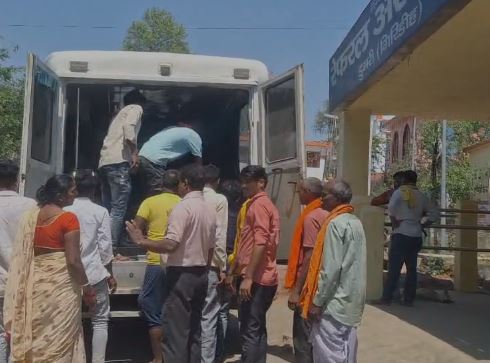 अज्ञात वाहन के चपेट में आने से बाइक चालक घायल, धनबाद रेफर 