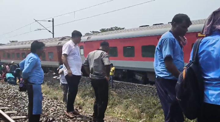 BREAKING: ओडिशा के कटक के पास साबरमती कामाख्या एक्सप्रेस के 11 बोगियां हुई बेपटरी, पढ़ें हादसे की वजह