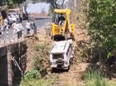 बड़ी खबर : पीएम मोदी की सभा में जा रहे कार्यकर्ताओं की गाड़ी सोन नदी में गिरी, दो की मौत, 8 घायल  