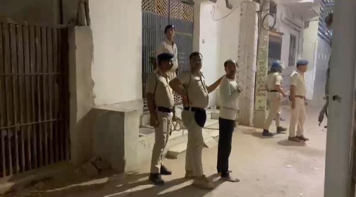 Bihar News: बिजली चोरी के आरोपी को पकड़ने गयी पुलिस टीम पर हमला, अफरा-तफरी का फायदा उठाकर फरार हुआ आरोपी