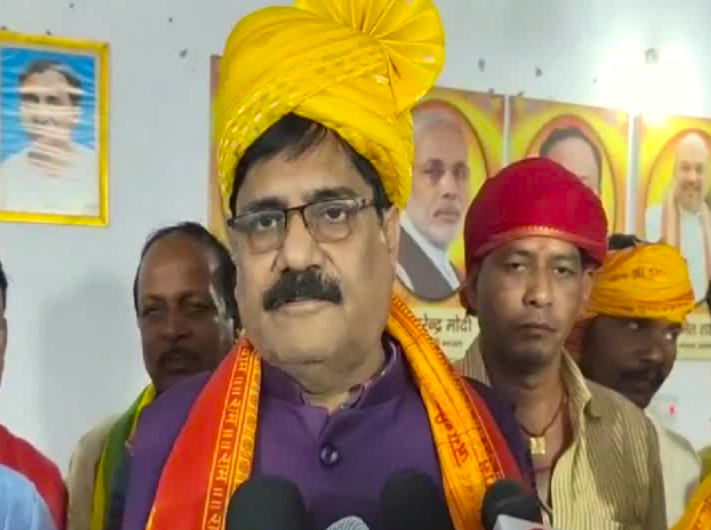 गढ़वा में रामनवमी जुलसू को लेकर डीजे संग्राम! प्रशासन ने बरती सख्ती तो उधर विधायक ने कह दिया हर हाल में बजेगा डीजे, देखता हूं कौन क्या करता है...