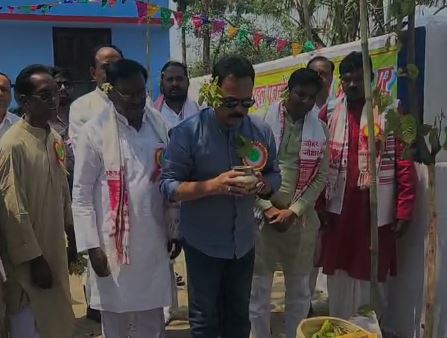 प्रकृति पर्व पर गुमला पहुंचे सांसद सुखदेव भगत, की पूजा अर्चना